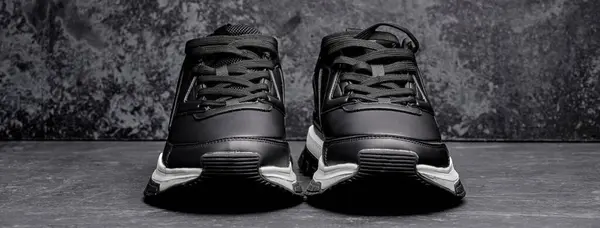 Μαύρα Δερμάτινα Ανδρικά Αθλητικά Παπούτσια Απομονωμένα Μαύρο Φόντο Grunge Αθλητικά — Φωτογραφία Αρχείου