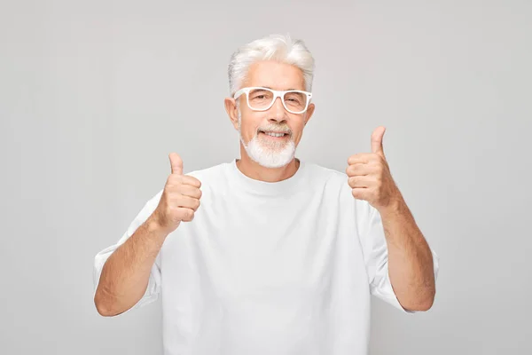 Portret Dojrzałego Mężczyzny Białym Shircie Okularach Uśmiechniętych Radośnie Pokazujących Kciuki — Zdjęcie stockowe