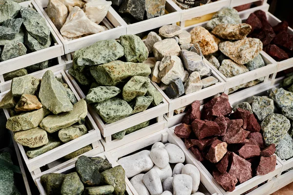 一盒盒不同的桑拿浴石 天然矿岩的各种颜色 — 图库照片