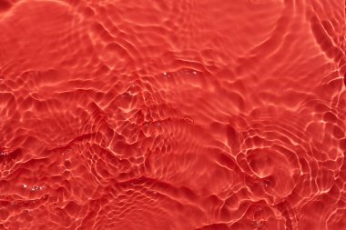 Su kırmızı yüzeyi soyut arka plan. Kabarcıklı kozmetik su nemlendiricisinin dalgaları ve dalgaları