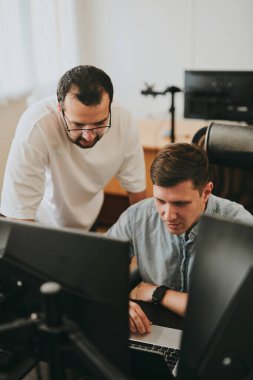 Çeşitli ofislerde bilgisayar üzerinde çalışan iki profesyonel erkek programcının portresi. Modern bilişim teknolojileri, yapay zekanın geliştirilmesi, programlar, uygulamalar ve video oyunları konsepti