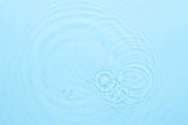 Su mavisi yüzey soyut arkaplan. Baloncuklu kozmetik su nemlendiricisinin dalgaları ve dalgaları.