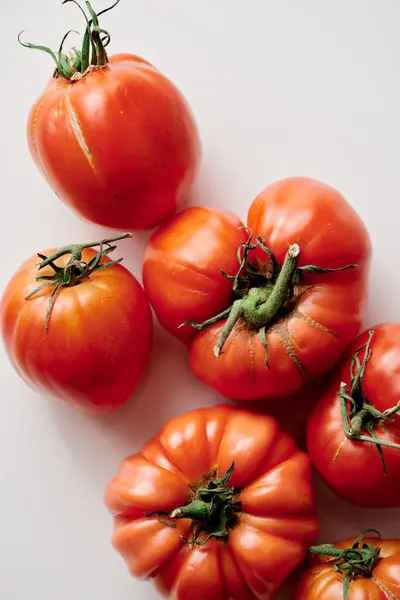Tomates Rojos Frescos Aislados Sobre Fondo Blanco Verduras Ecológicas Cosecha —  Fotos de Stock