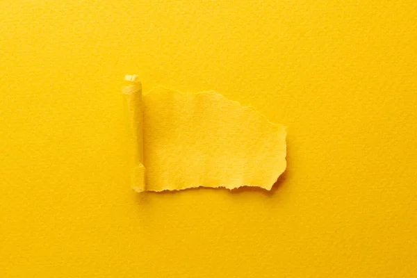 引き裂かれた端が付いている破れたペーパーの芸術のコラージュ スティッキーノート コレクション 黄色い色 ノートブックのページの数々 抽象的なバックグラウンド — ストック写真