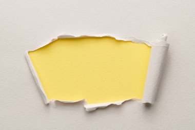 Yırtık kenarlı yırtık kağıt çerçevesi. Kopya alanı sarı beyaz renkler, not defteri sayfalarının parçalarını içeren metin penceresi. Soyut arka gruplandırma