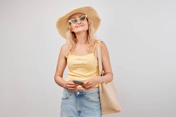 Portret Pozytywna Dojrzała Blondynka Słomkowym Kapeluszu Żółty Top Okulary Przeciwsłoneczne — Zdjęcie stockowe