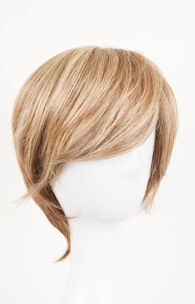 자연적인 금발의 공정한 화이트 마네킹 Backgroun에 플라스틱 홀더에 머리카락을 — 스톡 사진