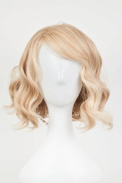 Φαίνονται Ξανθά Περούκα Λευκό Κεφάλι Μανεκέν Μεσαίου Μήκους Μαλλιά Κομμένα — Φωτογραφία Αρχείου