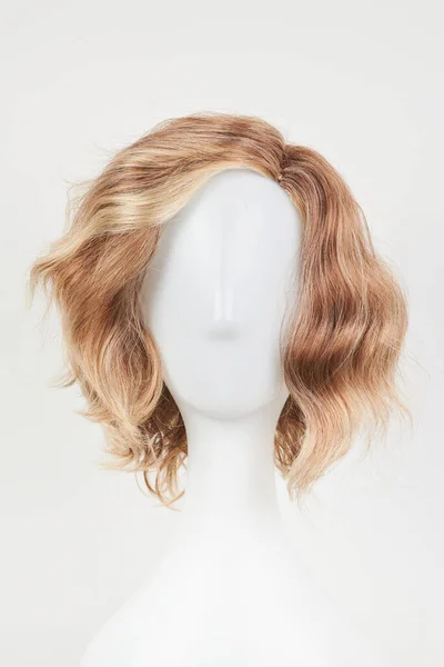 Natürlich Aussehende Blonde Perücke Auf Weißem Schaufensterpuppenkopf Kurzhaarschnitt Perückenhalter Aus — Stockfoto