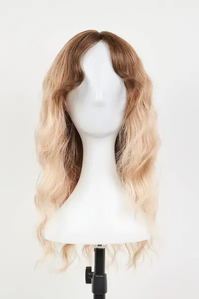 自然的金发碧眼的假发戴在白色的模特头上 塑料假发架上的长发与白色背景隔离 正面竞争 — 图库照片