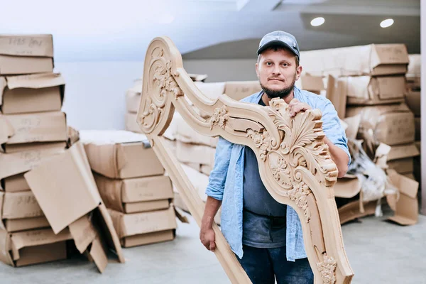 Tischler Arbeitet Der Tischlerei Mann Macht Holzmöbel Professionell — Stockfoto