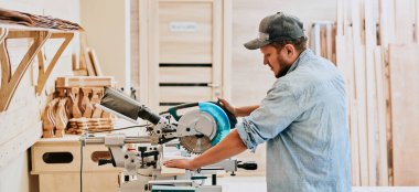 Marangoz marangozluk atölyesinde ahşapla çalışır. Adam profesyonel olarak ahşap işi yapıyor.