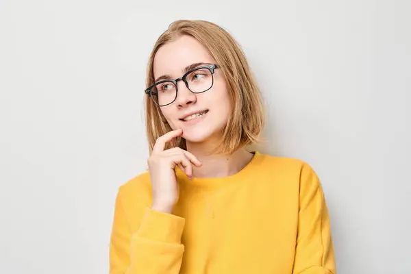 Menina Estudante Loira Inteligente Com Óculos Toque Queixo Pensa Escolhe — Fotografia de Stock