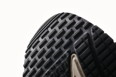 Bir siyah deri erkek ayakkabısı beyaz arka planda izole edilmiş, fotokopi alanı var, taban tabanı yakın plan.