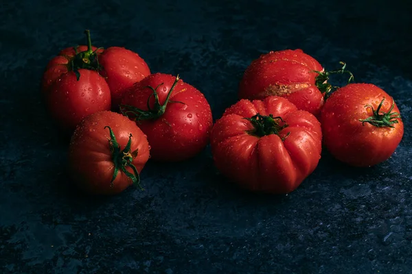 Czerwone Świeże Pomidory Odizolowane Czarnym Tle Ekologiczne Warzywa Sezonowe Zbiory — Zdjęcie stockowe