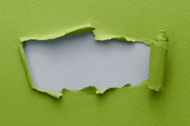 Yırtık kenarlı yırtık kağıt çerçevesi. Metni kopyalamak için pencere yeşil gri renkler, not defteri sayfalarının parçaları. Soyut arka gruplandırma