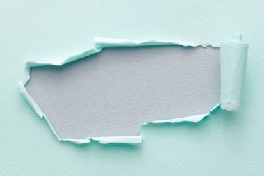 Yırtık kenarlı yırtık kağıt çerçevesi. Metni kopyalamak için pencere mavi gri renkler, not defteri sayfalarının parçaları. Soyut arka gruplandırma
