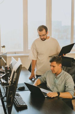 Çeşitli ofislerde bilgisayar üzerinde çalışan iki profesyonel erkek programcının portresi. Modern bilişim teknolojileri, yapay zekanın geliştirilmesi, programlar, uygulamalar ve video oyunları konsepti
