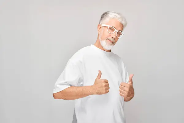 Beyaz Tişörtlü Gözlüklü Olgun Bir Adamın Portresi Beyaz Stüdyo Arka — Stok fotoğraf