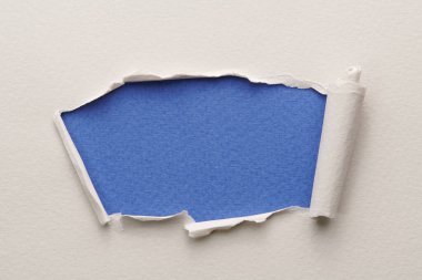 Yırtık kenarlı yırtık kağıt çerçevesi. Metni kopyalamak için pencere mavi beyaz renkler, not defteri sayfalarının parçaları. Soyut arka gruplandırma