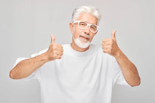 Portret Dojrzałego Mężczyzny Białym Shircie Okularach Uśmiechniętych Radośnie Pokazujących Kciuki — Zdjęcie stockowe