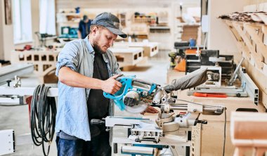 Marangoz marangozluk atölyesinde ahşapla çalışır. Adam profesyonel olarak ahşap işi yapıyor.