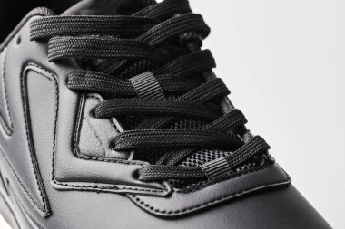 Bir siyah deri erkek ayakkabısı beyaz arka planda izole edilmiş, fotokopi alanı var, yakın plan.