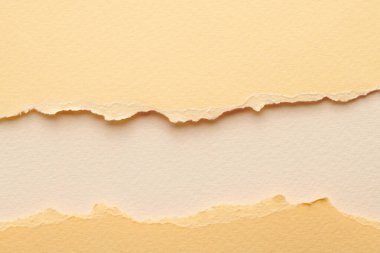 Yırtık kenarlı kağıt parçalarından sanat kolajı. Yapışkan notlar, bej renkler, defter sayfaları. Soyut arka gruplandırma