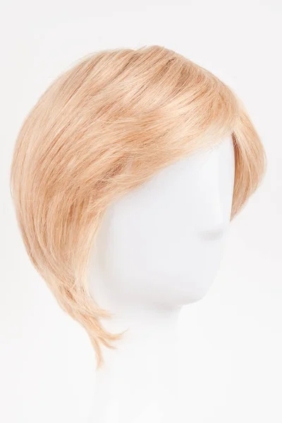 天然的金发碧眼的假发戴在白色的人体模特头上 塑料假发架上剪短头发 白色背景隔离 侧面竞争 — 图库照片