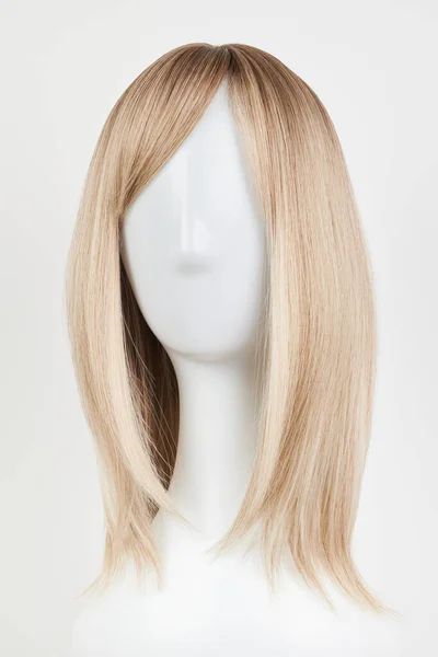 Natural Looking Blonde Fair Wig White Mannequin Head Middle Length — Stock Photo, Image
