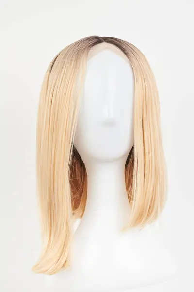 天然的金发碧眼的假发戴在白色的人体模特头上 在白色背景下隔离的塑料假发托架上剪下中等长度的头发 — 图库照片