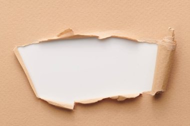 Yırtık kenarlı yırtık kağıt çerçevesi. Metni kopyalamak için pencere bej beyaz renkler, not defteri sayfalarının parçaları. Soyut arka gruplandırma