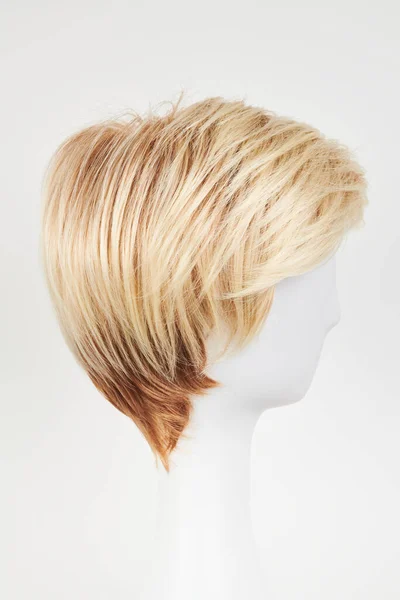 Naturalnie Wyglądająca Blond Peruka Białej Głowie Manekina Krótkie Włosy Obcięte — Zdjęcie stockowe