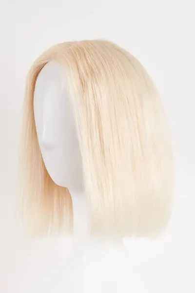 天然的金发碧眼的假发戴在白色的人体模特头上 塑料假发架上剪短头发 白色背景隔离 侧面竞争 — 图库照片