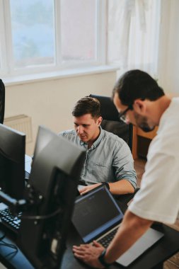 Çeşitli ofislerde bilgisayar üzerinde çalışan iki profesyonel erkek programcının portresi. Modern bilişim teknolojileri, yapay zekanın geliştirilmesi, programlar, uygulamalar ve video oyunları konsepti