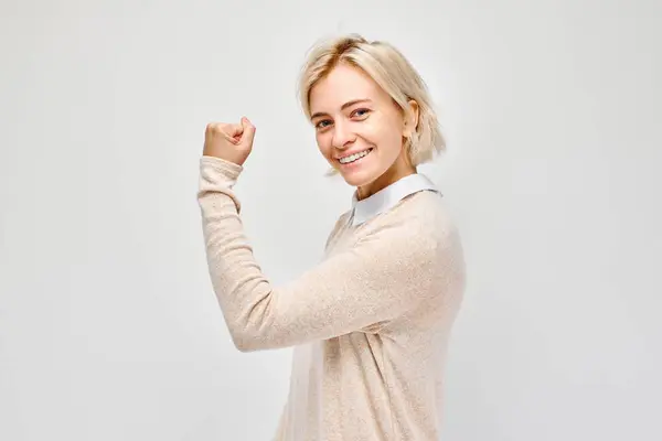 Porträtt Självsäker Ung Blond Kvinna Visar Biceps Visar Styrka Isolerad — Stockfoto