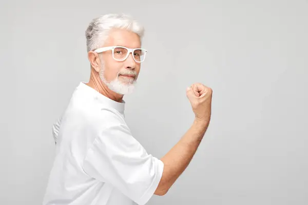 Kaslarını Gösteren Kendinden Emin Yaşındaki Bir Adamın Portresi Beyaz Stüdyo — Stok fotoğraf