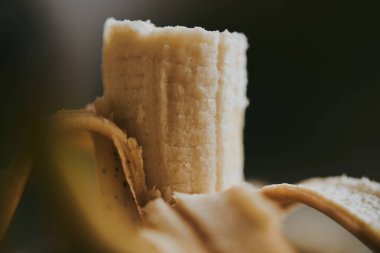 Karanlık bir arka planda soyulmuş muzların yakın plan görüntüleri