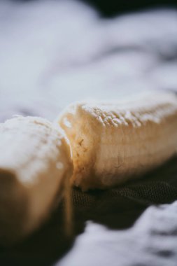 Karanlık bir arka planda soyulmuş muzların yakın plan görüntüleri