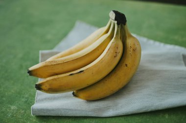 Yeşil arka planda muzların yakın plan görüntüleri