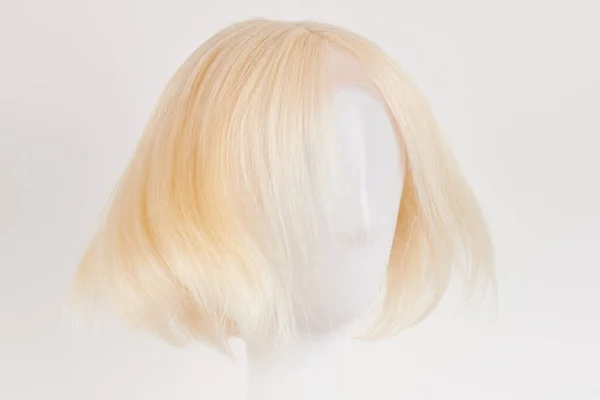 Natuurlijk Uitziende Blonde Eerlijke Pruik Witte Mannequin Hoofd Kort Kapsel — Stockfoto