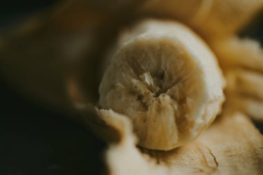 Karanlık bir arka planda soyulmuş muzların yakın plan görüntüleri