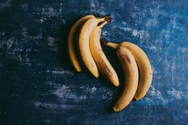 Muzların mavi desenli arka planda yakın plan görüntüsü