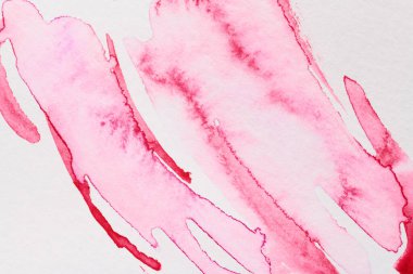 Soyut pembe arka plan. Beyaz kağıt üzerinde kaotik fırça darbeleri ve boya lekeleri, parlak zıt arkaplan