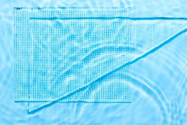 Su mavisi yüzey soyut arkaplan. Kabarcıklı kozmetik su nemlendirici ve şeffaf buz camlı dalgalar ve dalgalar.