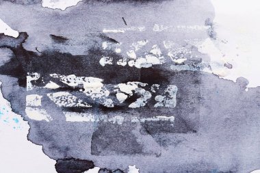 Soyut siyah beyaz arka plan. Kaotik fırça darbeleri ve beyaz kağıt üzerindeki boya lekeleri, parlak zıt zıt zemin