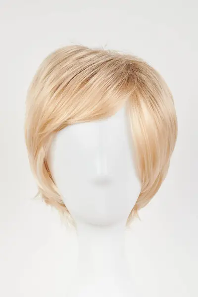 Natural Looking Blonde Fair Wig White Mannequin Head Short Hair — Stock Photo, Image