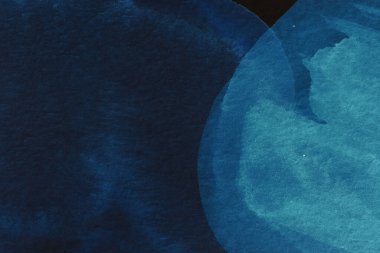 Siyah ve mavi soyut arka plan. Renkli mürekkep lekeleri, lekeler, duvar kağıdı baskısı. Yaratıcı arkaplan, kaotik boya fırça darbeleri, kart üzerine baskı kalıpları