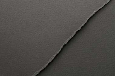 Yırtık kenarlı kağıt parçalarından sanat kolajı. Yapışkan notlar, gri renkler, defter sayfaları. Soyut arka gruplandırma