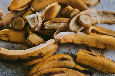 Gri desenli arka planda muzların yakın plan görüntüsü